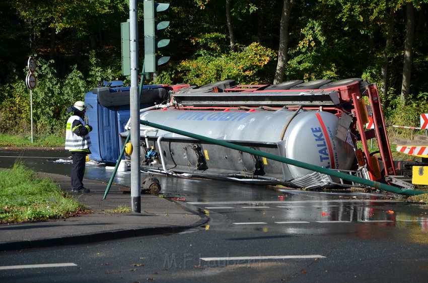 VU Tanklastzug umgestuerzt Huerth Industriestr P354.JPG